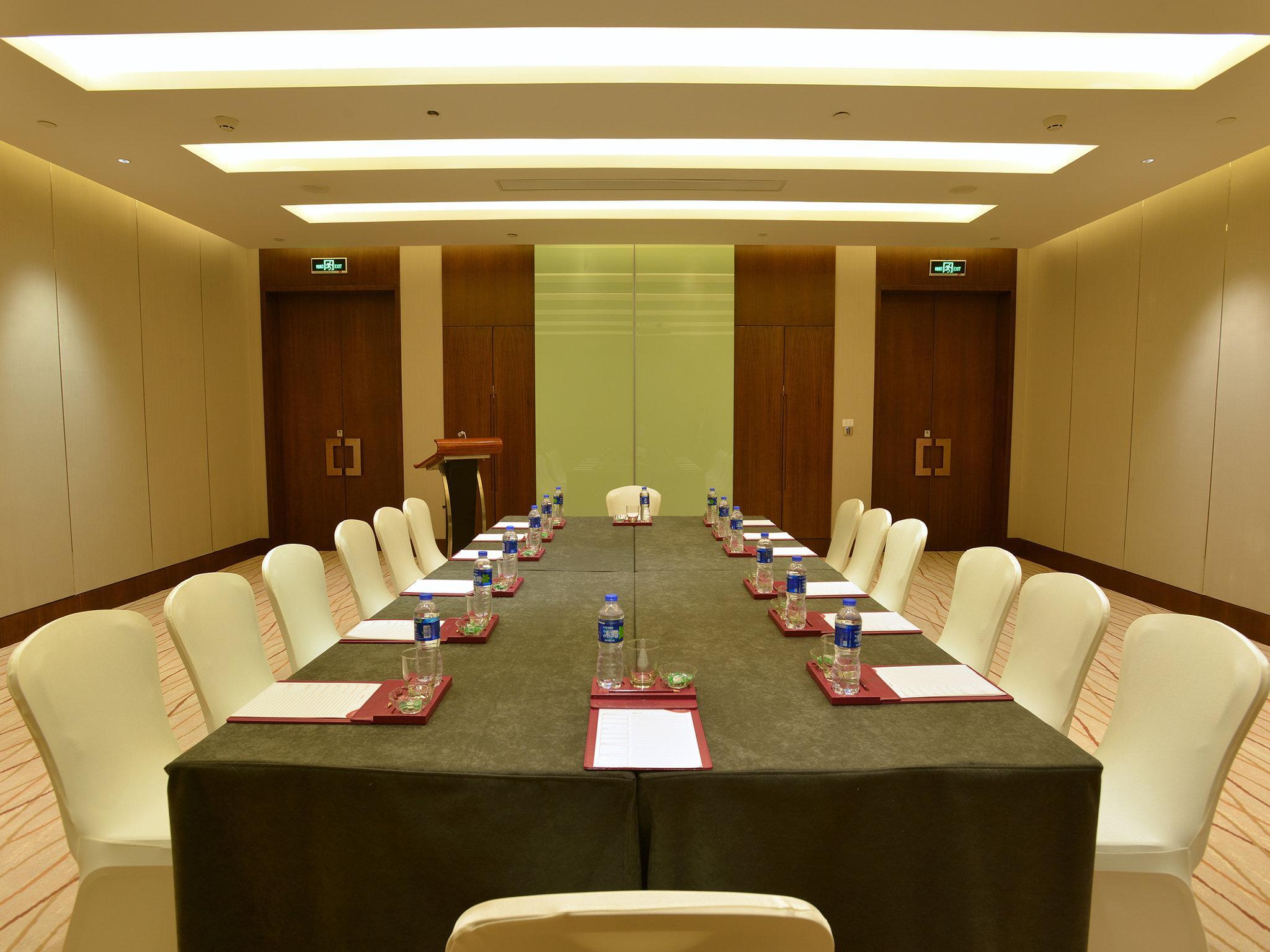Hotel Crowne Plaza Noah Square By Ihg 5*